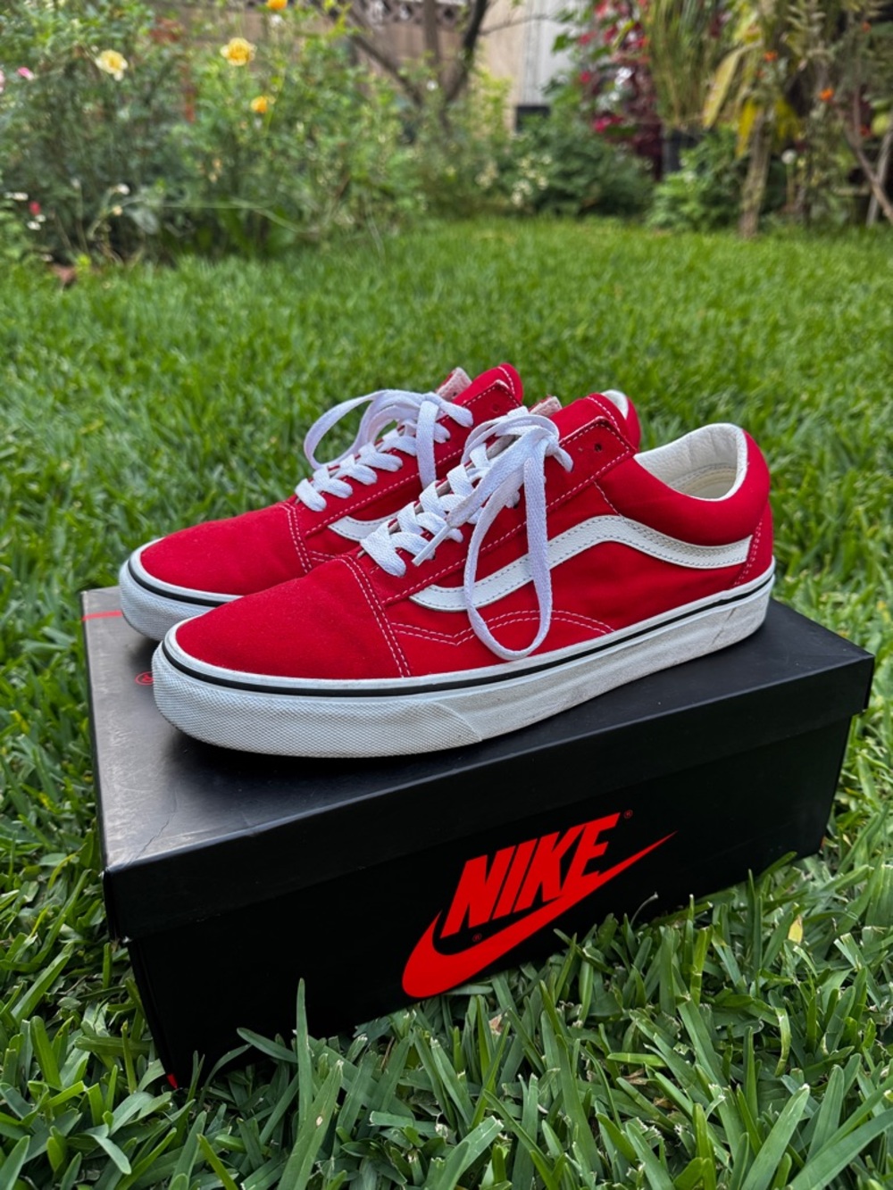 Vans Old Skool skate shoes - red/white
(M 9.5 / W 11)